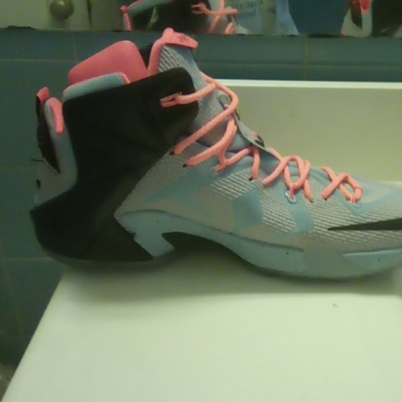 Shoes - Picture 6 of 8